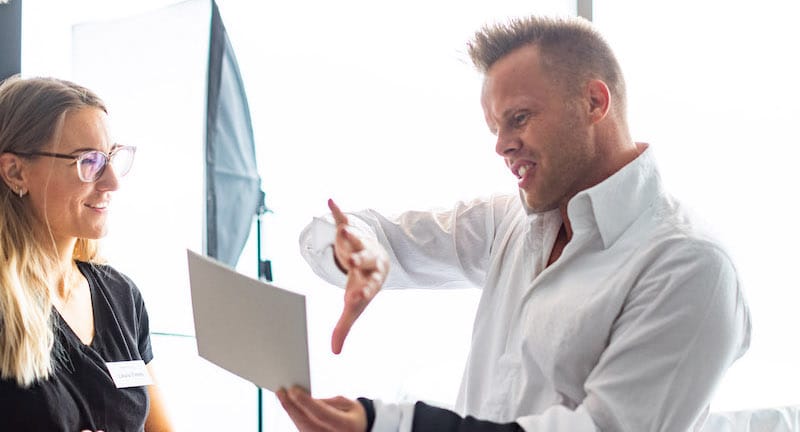 Paket XL – Mentoring für digitale Infoprodukte von Gunnar Kessler 9 Gunnar Kessler im Gespräch mit Frau am Laptop, Coaching-Situation