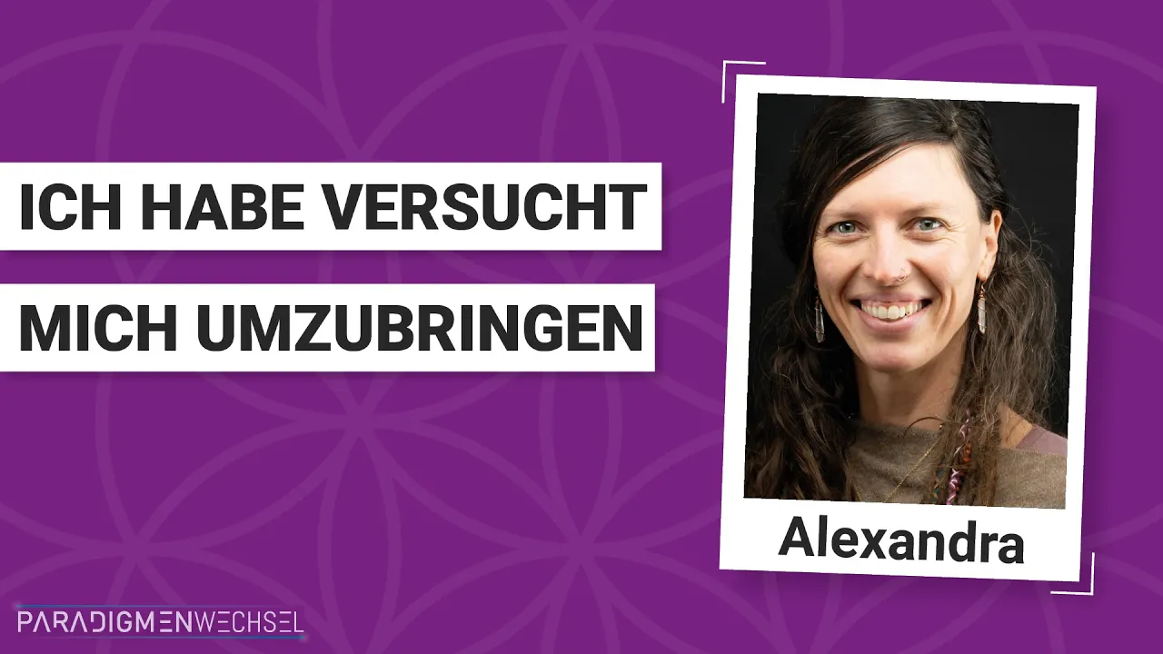 Porträt von Alexandra mit schwarzen Haaren, lächelnd, auf lila Hintergrund mit weißem Rahmen und Text