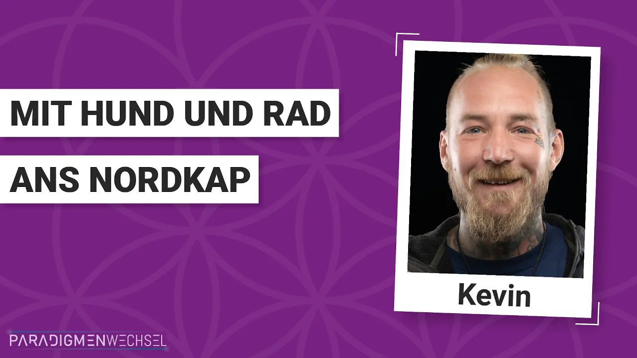 Porträt von Kevin mit Bart, auf lila Hintergrund mit weißem Rahmen und Text zum Thema Weltreise