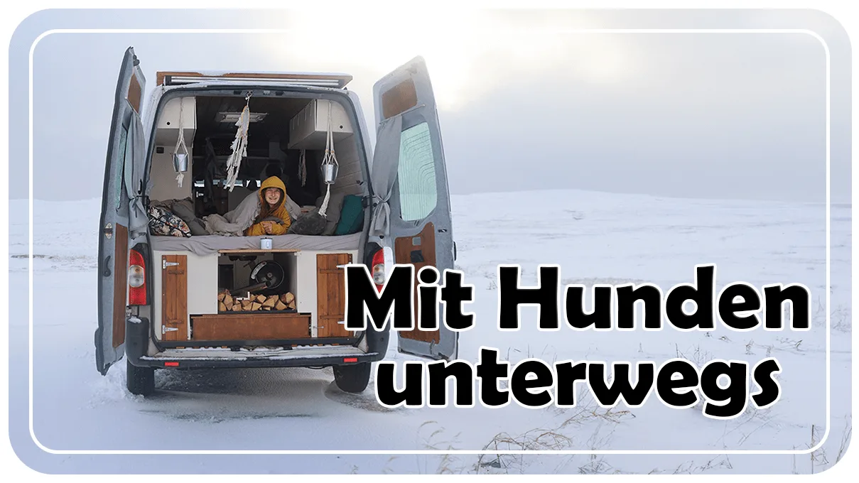 Frau mit gelbem Hut sitzt in geöffnetem Van mit Meerblick im Hintergrund, Überschrift weiß
