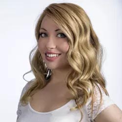 Porträt blonde Frau mit Wellen-Haaren vor weißem Hintergrund