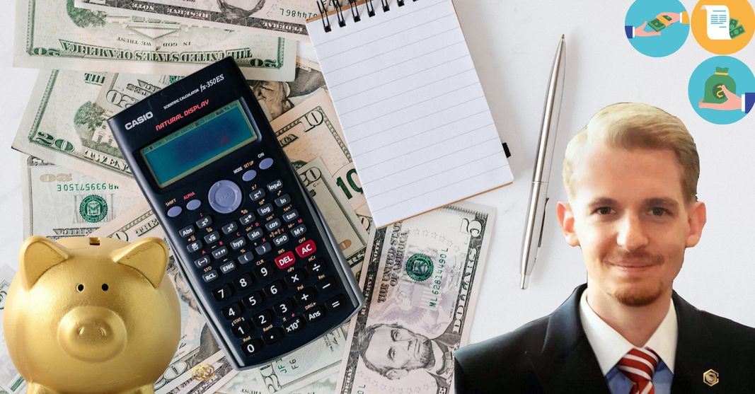 Hero-Bild zum Kurs Persönliche Finanzen mit Geldscheinen, Taschenrechner, Sparschwein, Notizbuch und Porträt von Christoph Ne