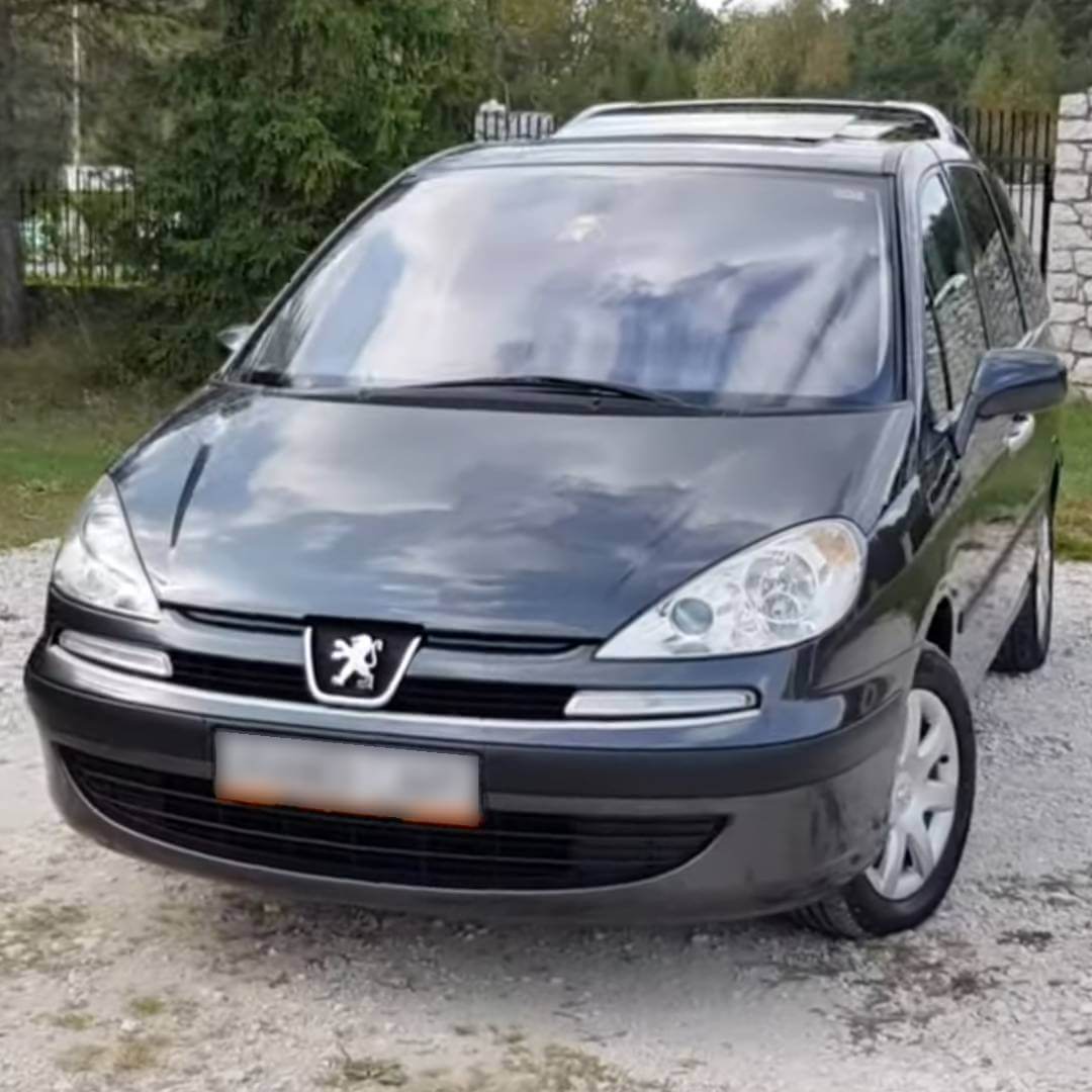 Peugeot 807 Cama doble – E-Book Bauanleitung Campingbett 2 Peugeot 807 Minivan in dunkelgrau, Seitenansicht auf Kiesplatz