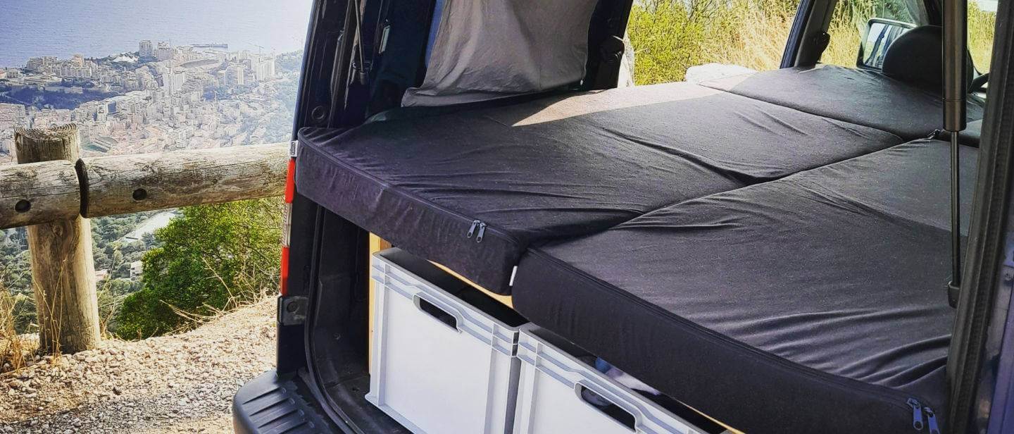 Peugeot Partner Tepee Bett mit schwarzer Matratze und Stauraum, Ausblick auf Berglandschaft