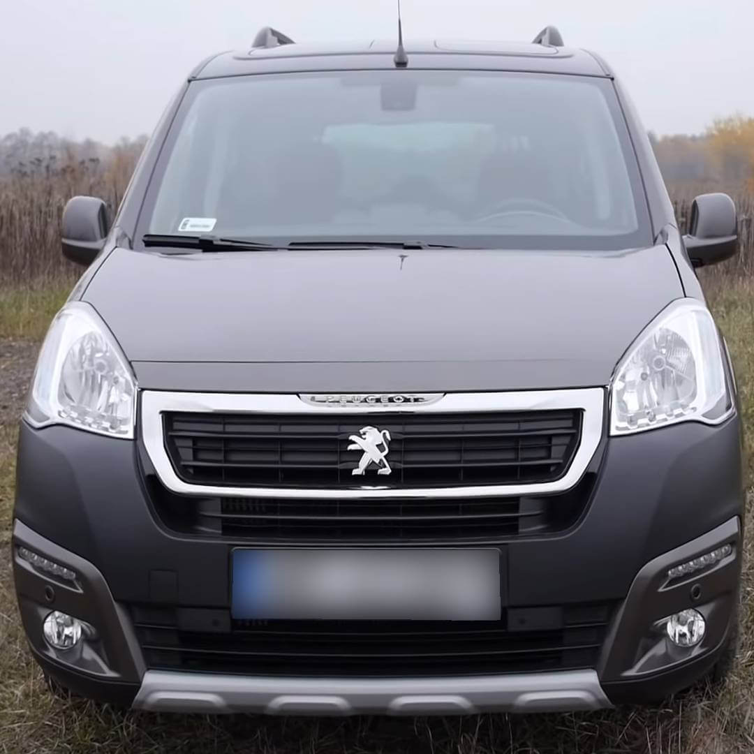 Peugeot Partner Tepee grauer Kompaktvan von vorne mit Peugeot-Logo