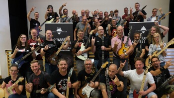 Gruppenfoto von Kursteilnehmern und Instruktoren bei Guitar Master Plan Event