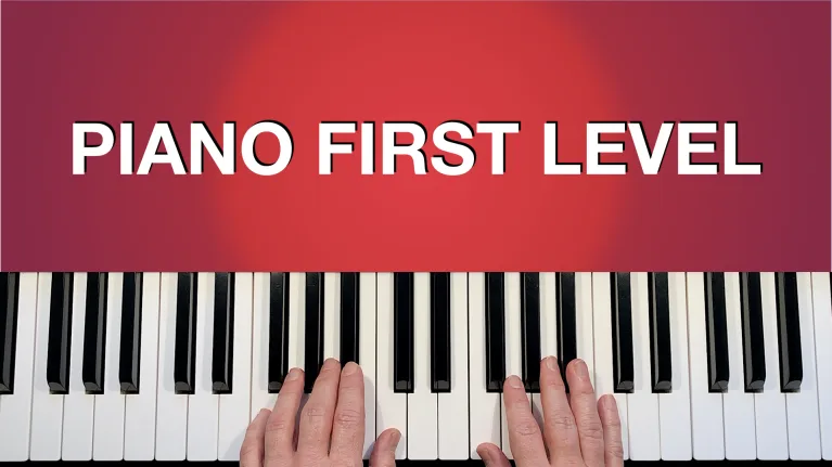 Hero-Banner Piano First Level mit Händen auf Klaviertasten vor rotem Hintergrund