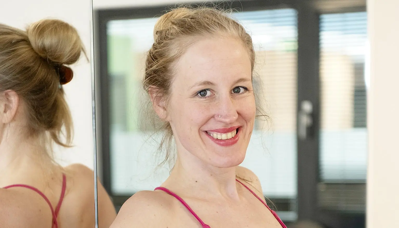 Kerstin Bredehorn in Pilates-Trainingsposition auf der Matte