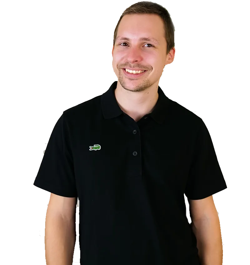 Kai Kettner in schwarzem Poloshirt mit Lacoste-Logo, Nahaufnahme Porträt