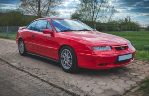 Roter Opel Calibra 4x4 Turbo Sportwagen auf Parkplatz