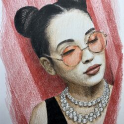 Portrait Zeichnung mit Buntstiften zeigt Frau mit Brille, Ohrring und Perlenkette