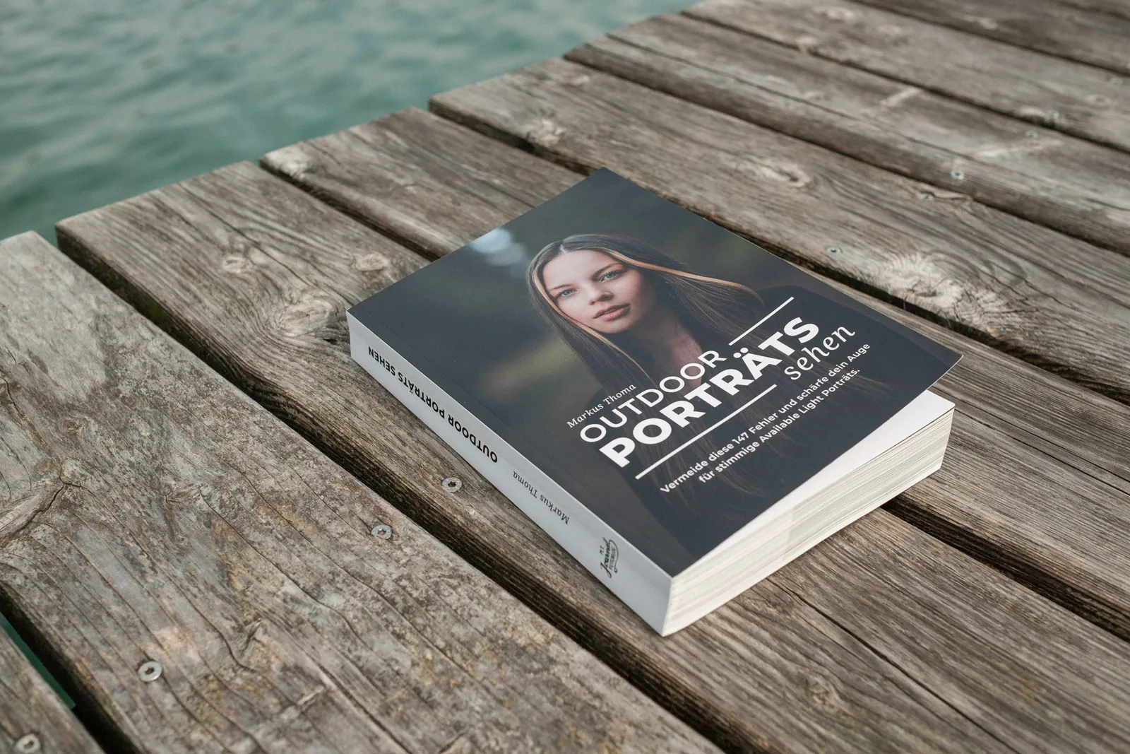 Porträt Starter-Bundle – Presets + Outdoor Porträts sehen 4 Buch Outdoor Porträts sehen auf Holzsteg am See liegend, Hero-Anwendung