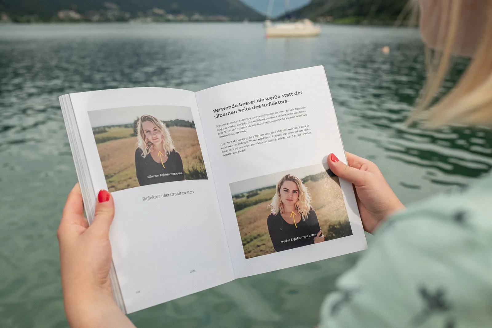 Porträt Starter-Bundle – Presets + Outdoor Porträts sehen 8 Frau hält aufgeschlagenes Buch am See mit Porträtfotos und Text zu Reflektor-Techniken