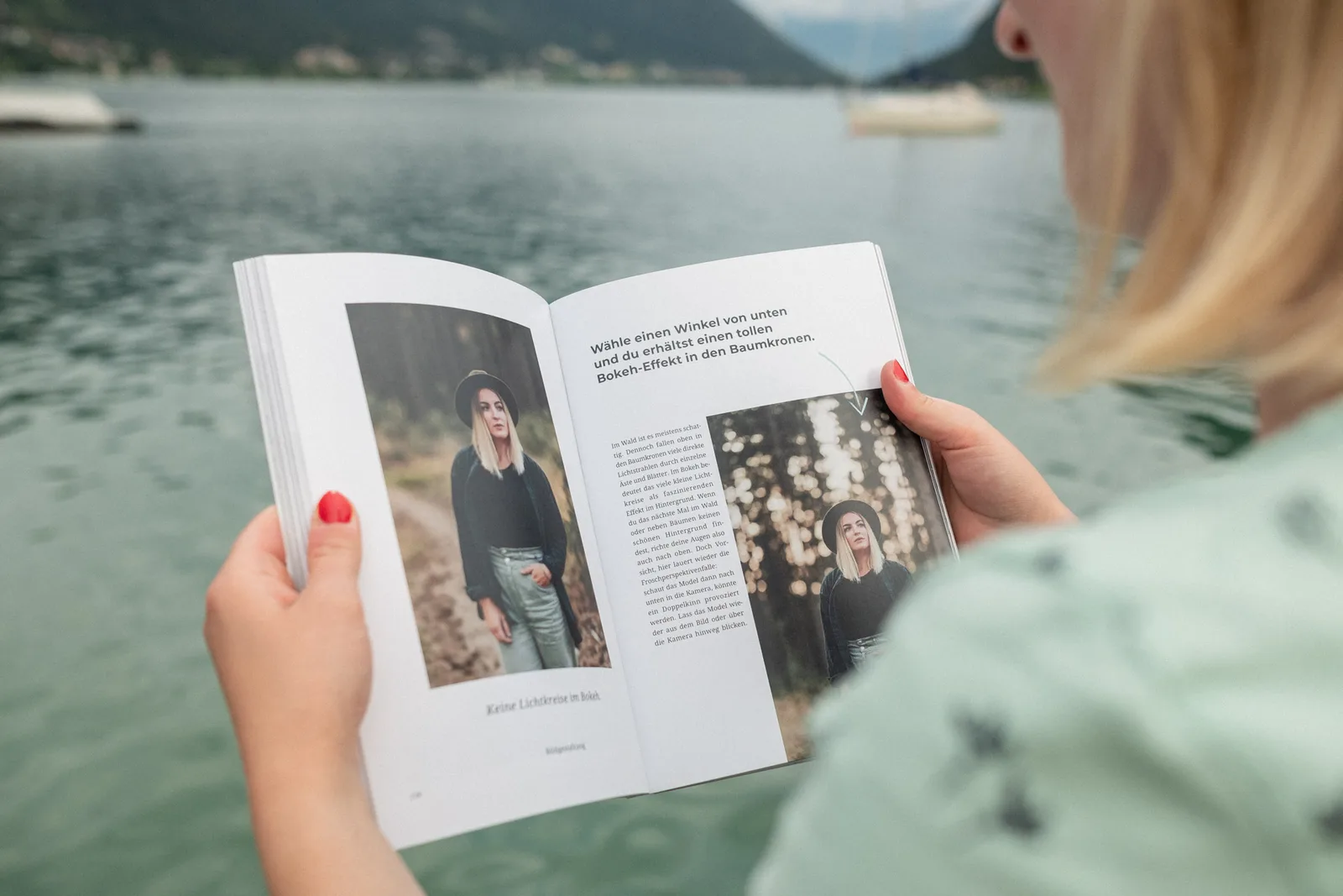 Porträt Starter-Bundle – Presets + Outdoor Porträts sehen 1 Frau hält Buch Outdoor Porträts sehen am See, Buchseiten mit Porträtfoto und Text sichtbar