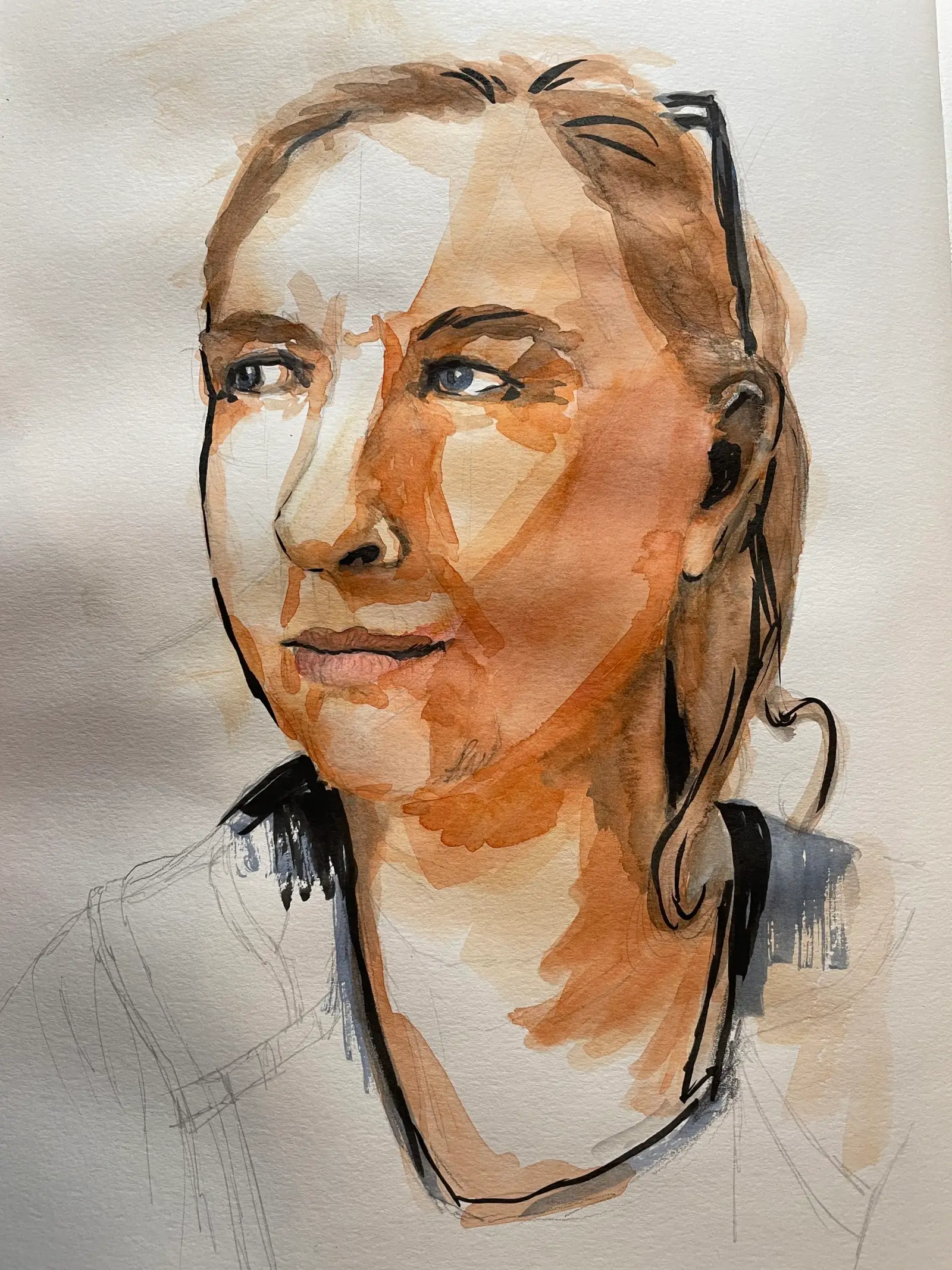 Aquarellporträt mit warmen Farbtönen in Orange und Braun, weibliches Gesicht im Dreiviertelprofil
