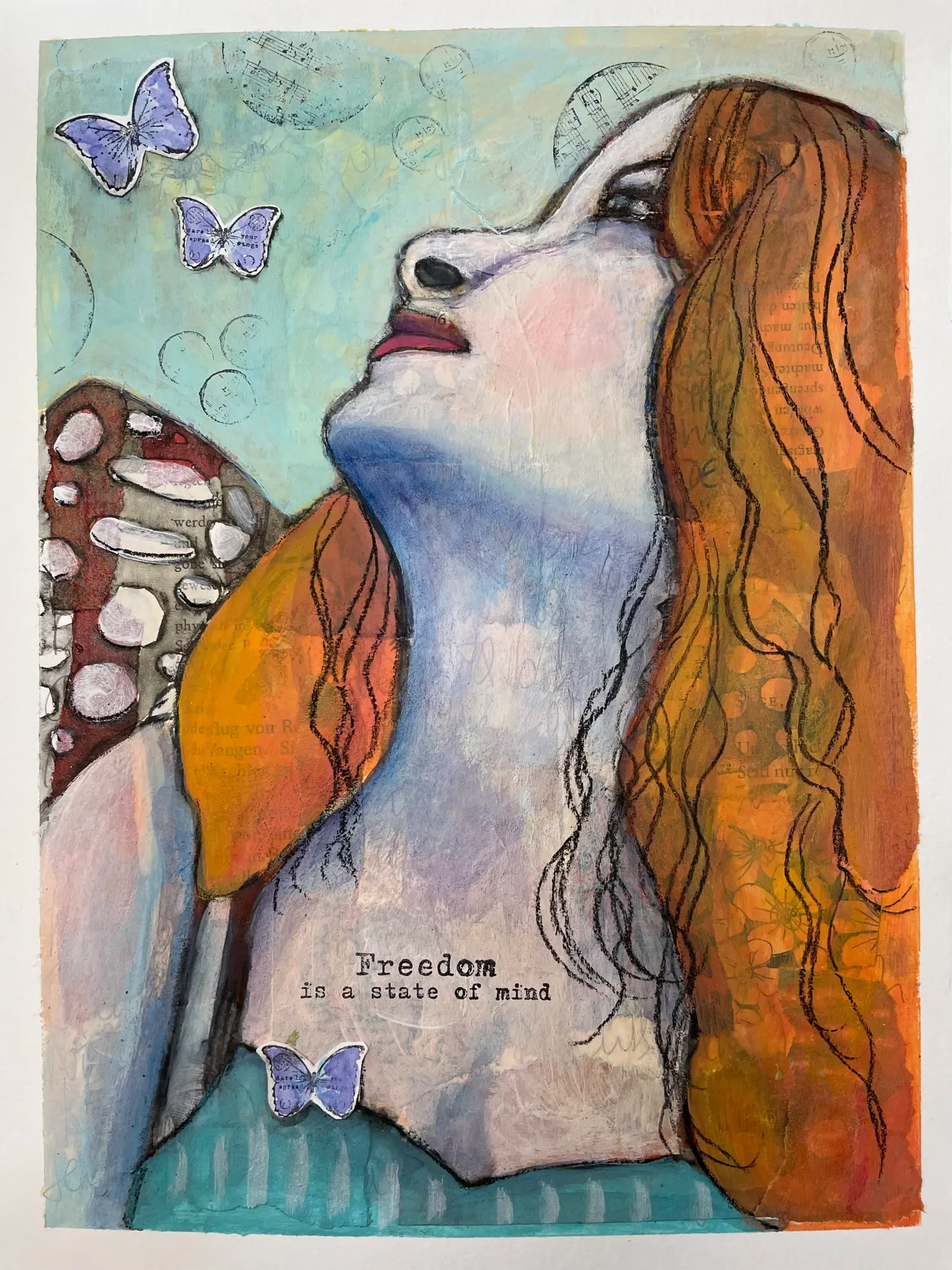 Kunstwerk einer Frau mit rötlichem Haar, blauen Schmetterlingen und Text "Freedom is a state of mind", Mixed Media