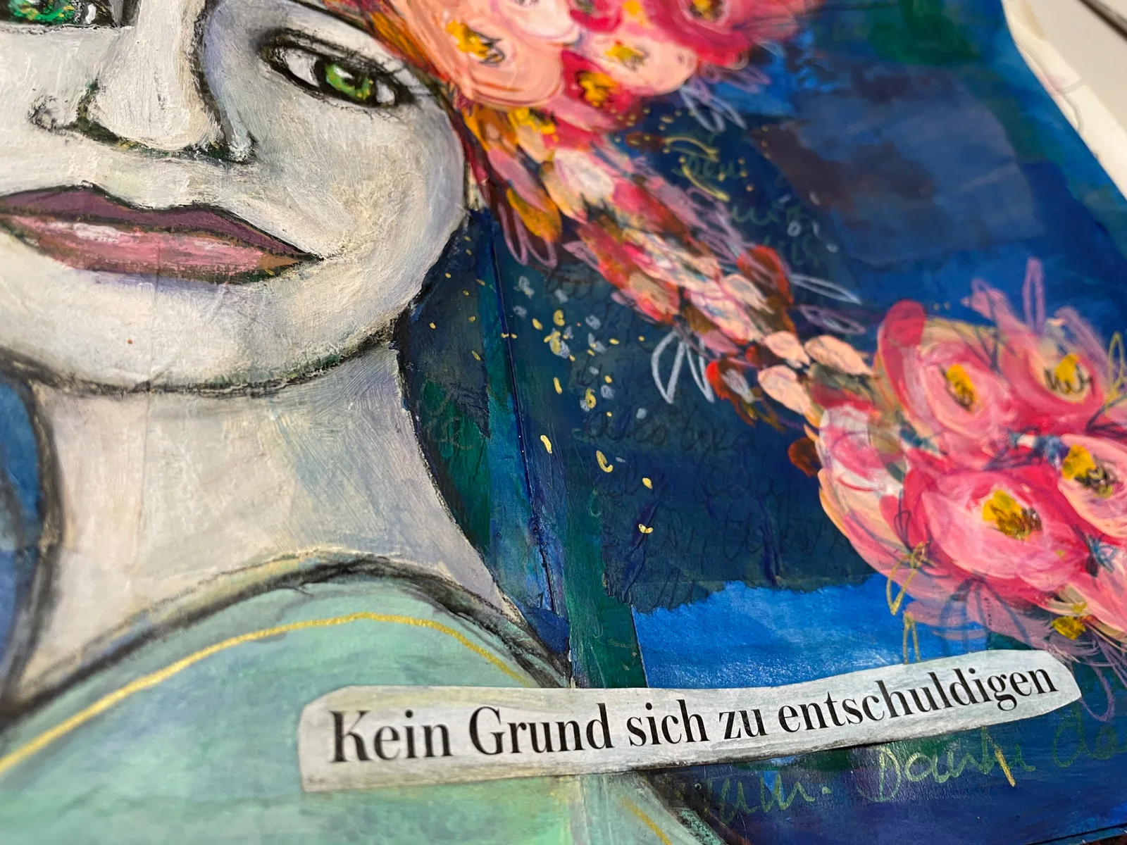 Nahaufnahme eines Kunstwerks mit Frauengesicht, grünem Auge, bunten Blüten und deutschem Text "Kein Grund sich zu entschuldig