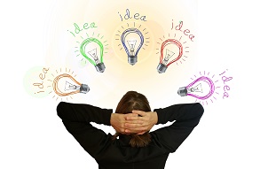 Person mit Glühbirnen-Symbolen zeigt kreative Ideenfindung und Inspiration