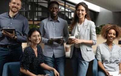 Diverse Gruppe von fünf Personen mit Tablets im Büro, interkulturelle Zusammenarbeit