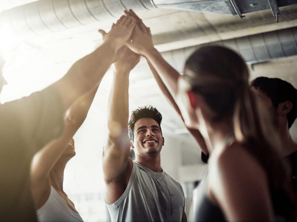 Team gibt High-Five im Büro, Zusammenarbeit und positives Teamgeist