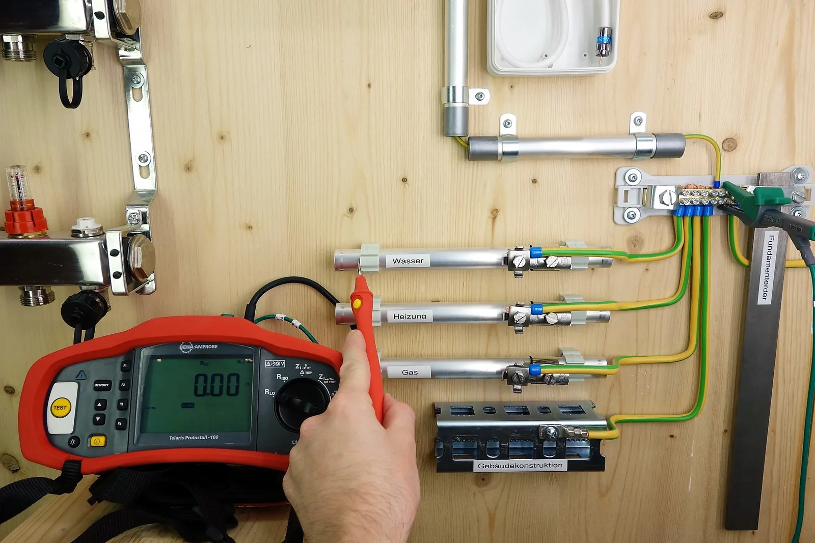 Kabelverlegung und Installationskanal-Arbeiten