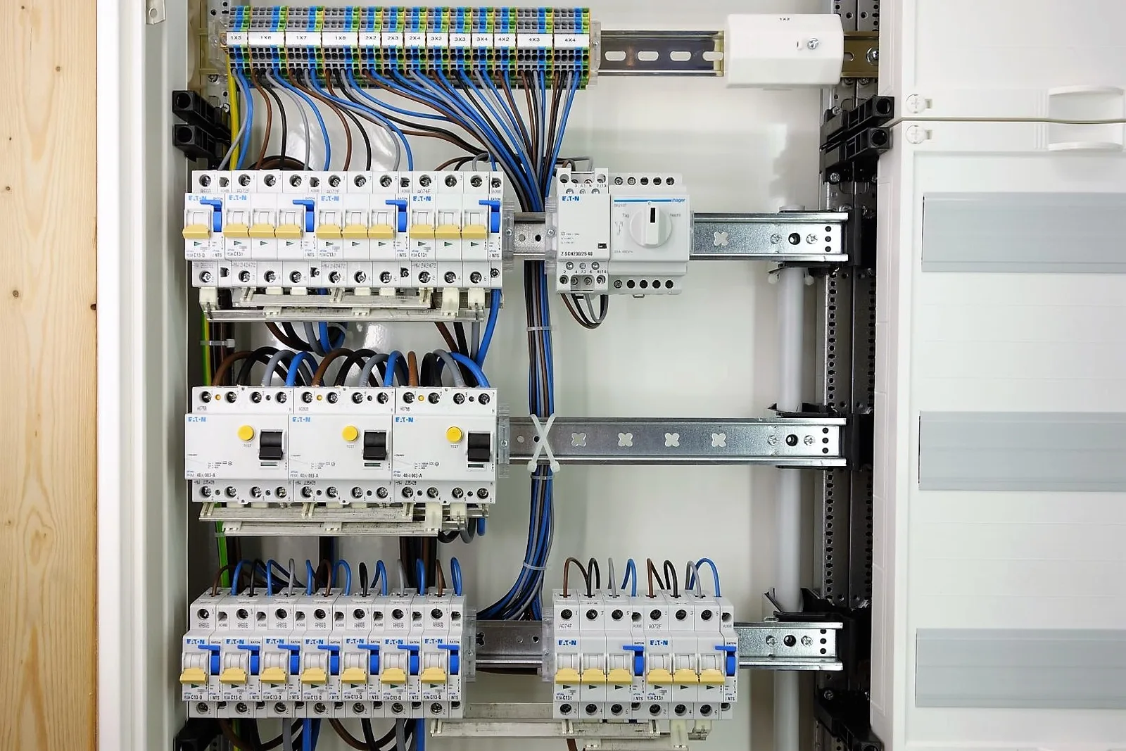 Elektroinstallation an Wand während praktischer Arbeit
