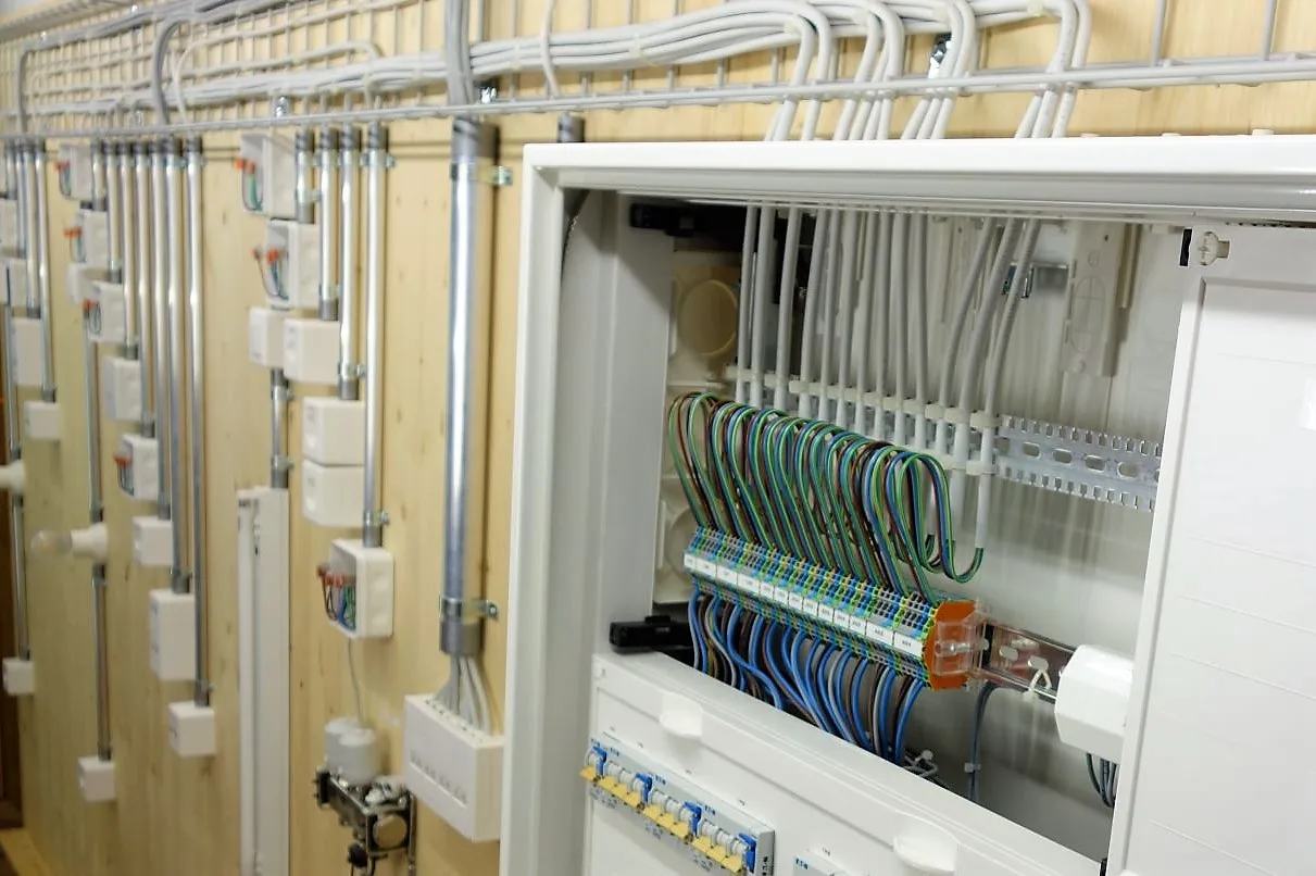 Nahaufnahme Elektrik-Schaltkasten und Verdrahtung