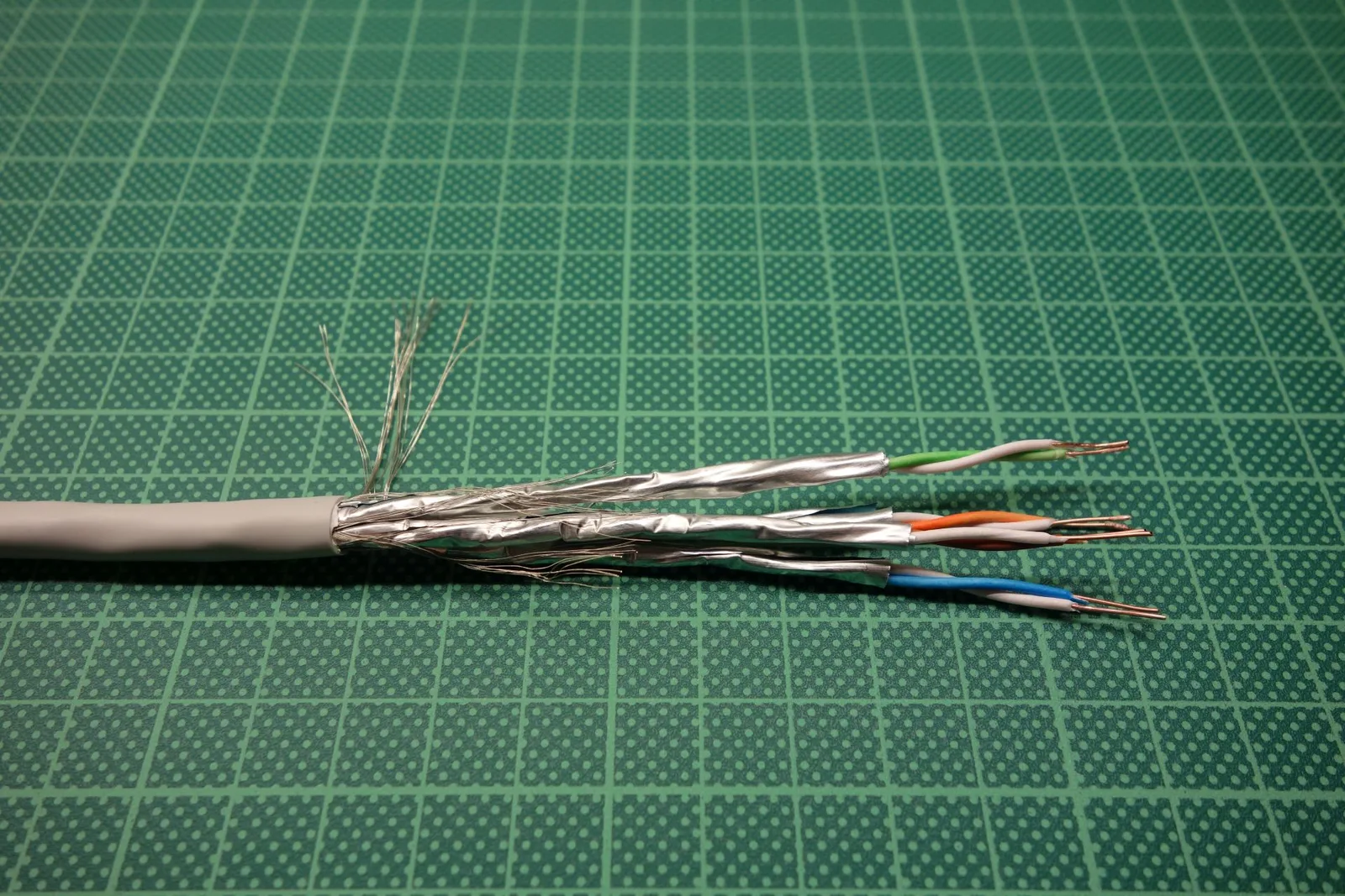 Fertiggestellte Elektroinstallation an Gebäudewand