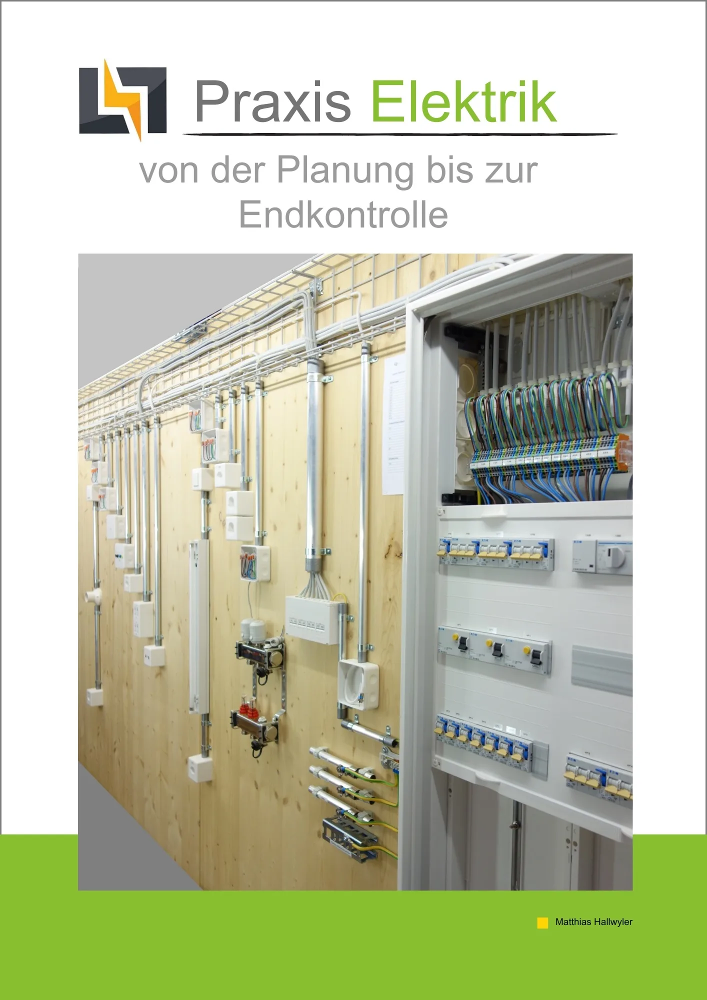 Praxis Elektrik Fachbuch mit grauem Rand, Elektroschaltplan und Installationsbox