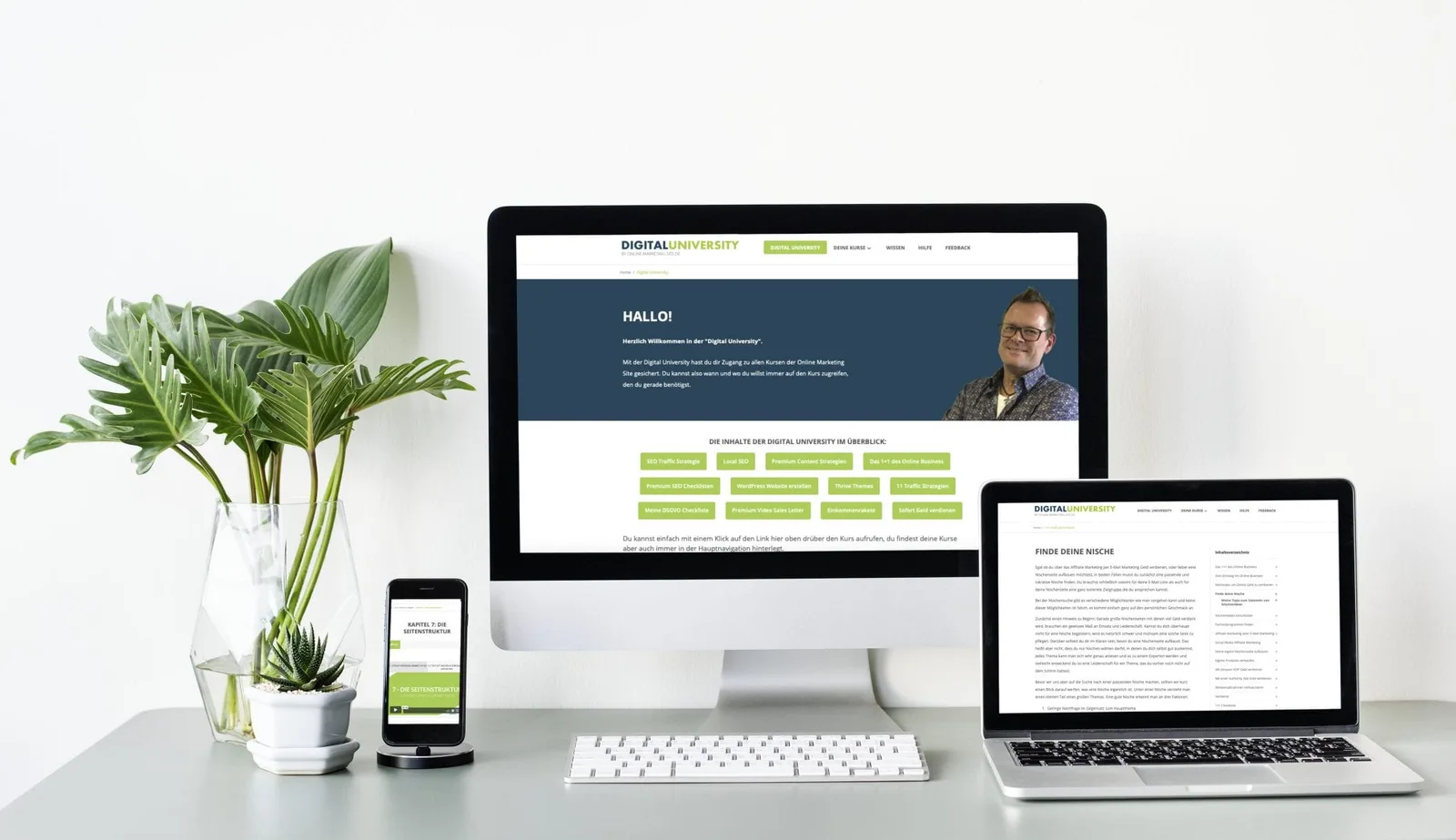 Mockup der Digital University Website auf Desktop, Tablet und Smartphone mit Pflanze und Tastatur