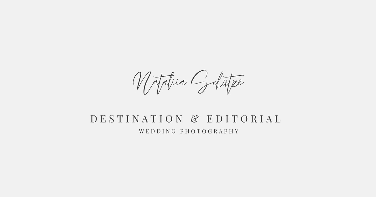 Elegante Typografie mit Namen und Untertitel auf hellem Hintergrund für Hochzeitsfotografie