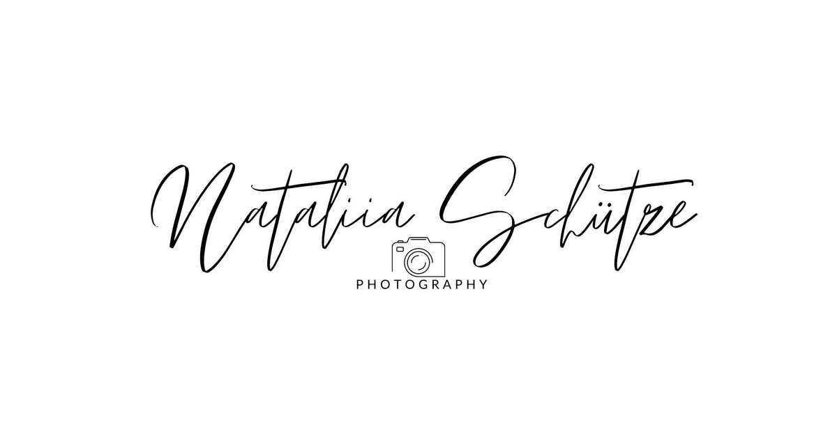 Logo von Nataliia Schütze Photography mit Kamera-Icon und eleganter Handschrift