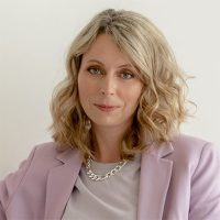 Presse Rockstars – PR-Coaching für Medienpräsenz von Marike Frick 6 Dunja Hess, Frau mit dunklem Haar und Brille