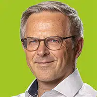 Presse Rockstars – PR-Coaching für Medienpräsenz von Marike Frick 5 Kenneth Simon, Mann mit Brille und Hemd auf grünem Hintergrund