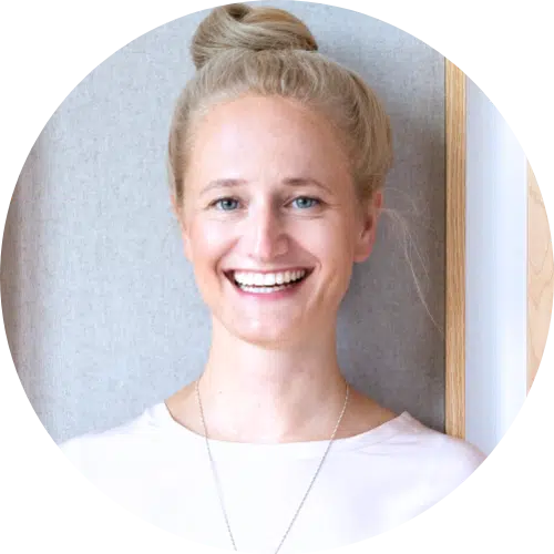 Presse Rockstars – PR-Coaching für Medienpräsenz von Marike Frick 13 Mareike blondes Haar Dutt, weißes Shirt, rundes Profilbild