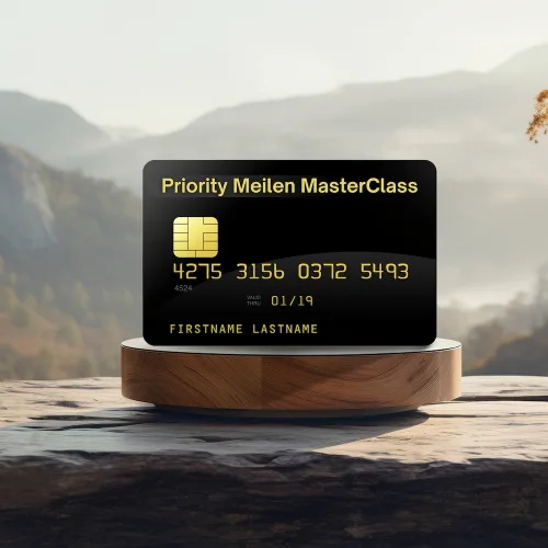 Priority Meilen MasterClass Kreditkarte auf Holzblock vor Berglandschaft