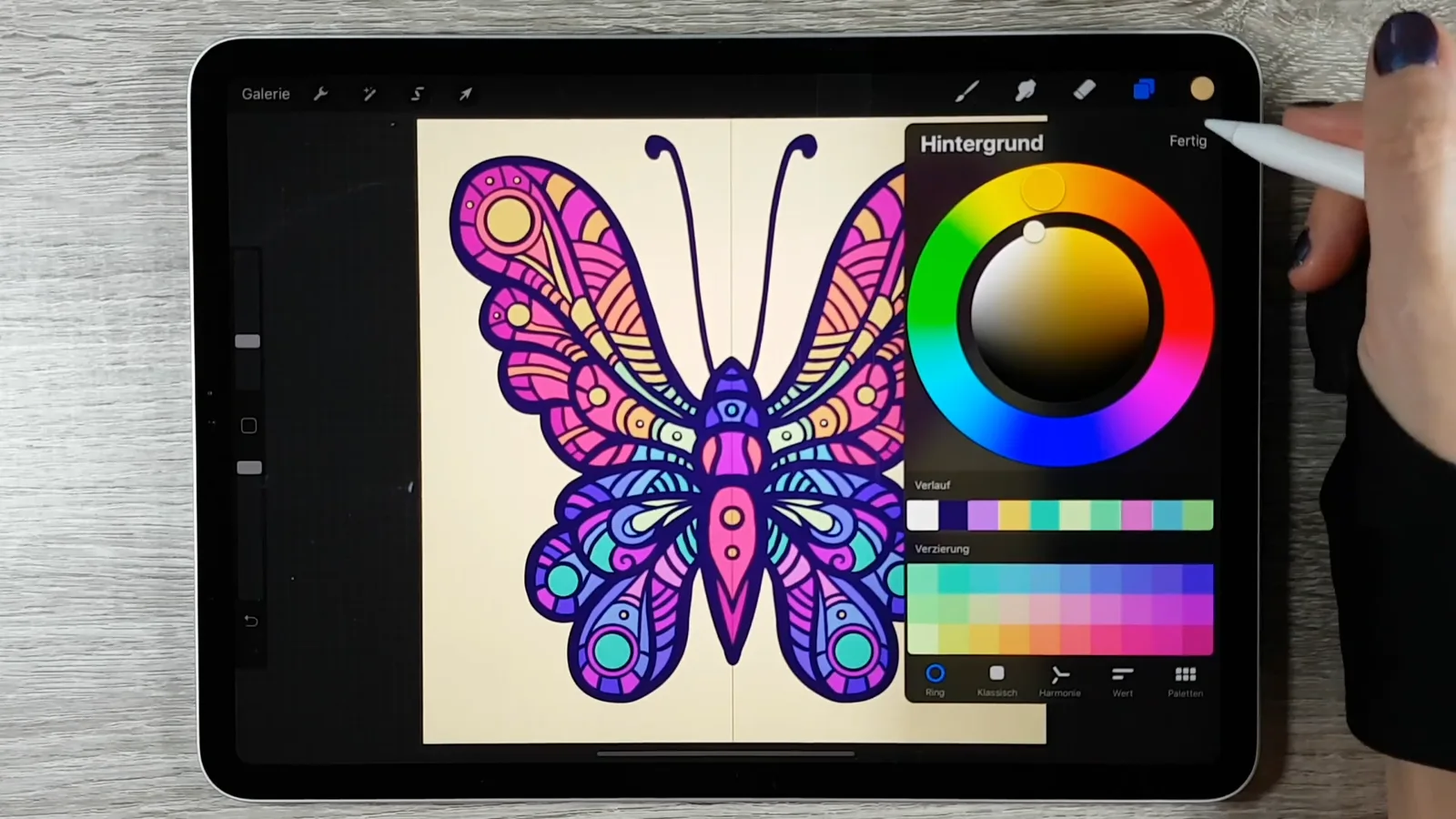 iPad-Screenshot: Procreate mit Schmetterlings-Illustration, Farbpalette und Brush-Einstellungen sichtbar