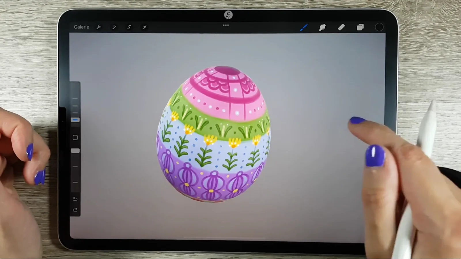 Screenshot einer Grafiksoftware zeigt ein bemaltes Osterei mit bunten Mustern auf Tablet