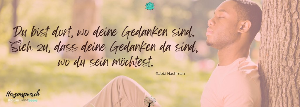 Hero-Banner mit Mann unter Baum und Zitat von Rabbi Nachman über Gedanken und Sein