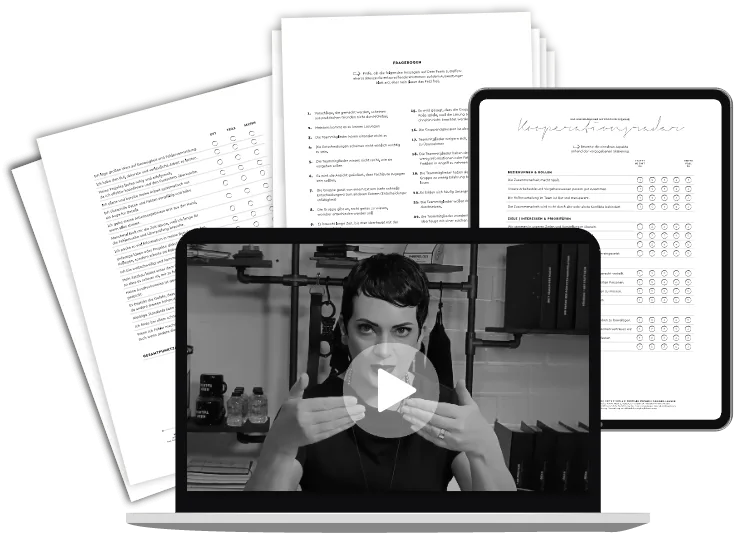 Mockup: Laptop und Tablet mit Kursvideos und Workbook-Seiten