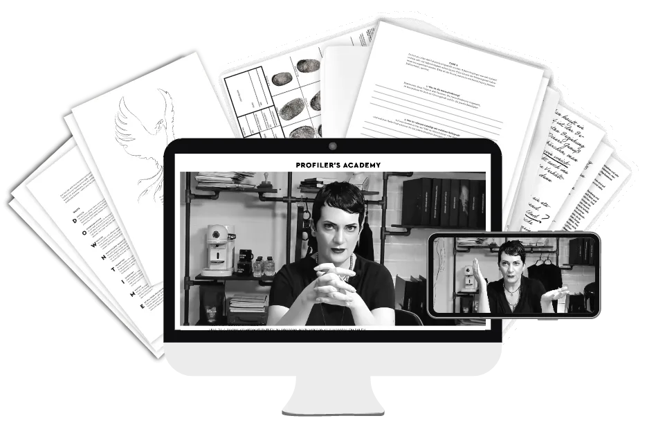 Mockup: Desktop-Monitor mit Kursumgebung und gedruckten Modulen im Hintergrund