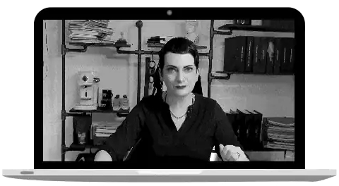 Videostandbild: Profiler Suzanne sitzt in ihrem Büro und spricht in die Kamera