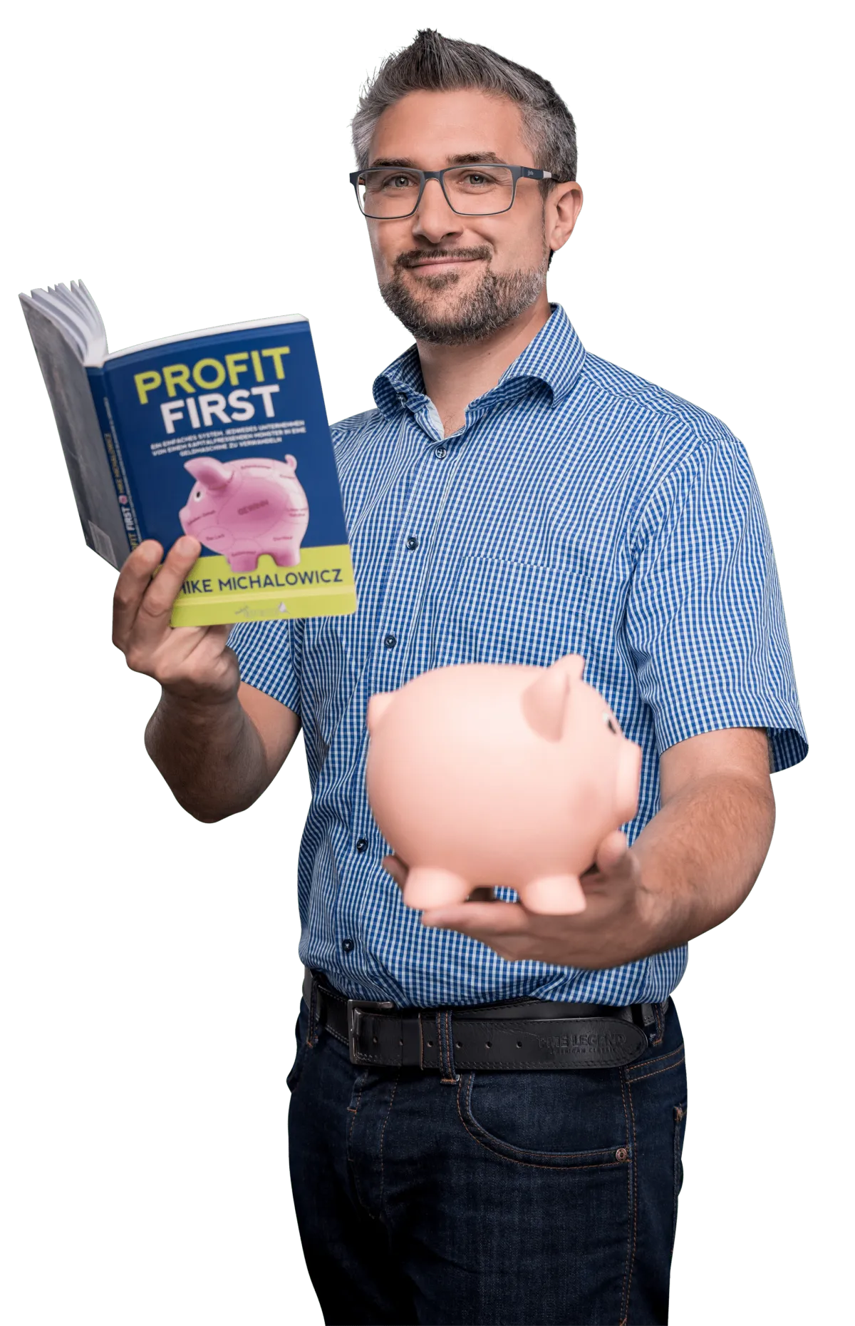 Mann mit Brille hält Profit First Buch und rosa Sparschwein, blau-weiß kariertes Hemd