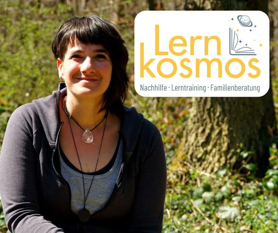 Frau mit schwarzem Bob und Perlenkette vor grünem Buschwerk, großes Lern kosmos Logo mit gelbem Text