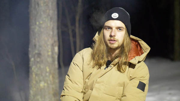 Dustin G., Architektur-Student, Portrait in Industrieumgebung mit Beanie