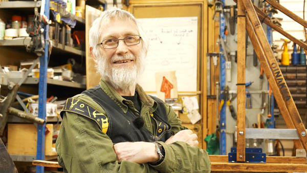 Göran T., Hundeschlitten-Bauer, Portrait in Werkstatt mit Ausrüstung