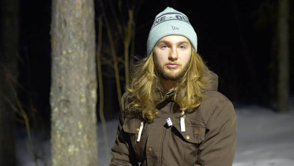 Laurin K., Social Media Manager, Portrait nachts in Industrieumgebung