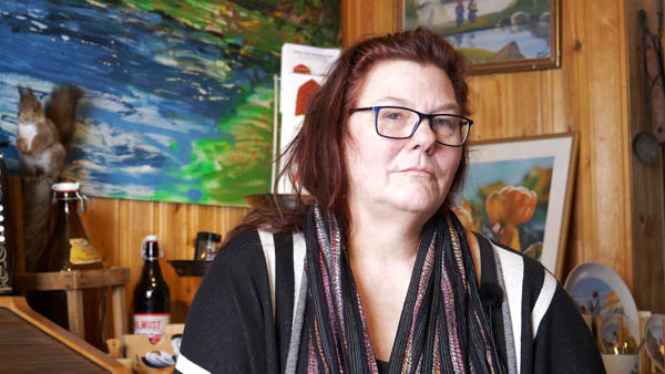 Porträt einer Frau mit Brille in Kunstwerkstatt, Birgit M. Kleinunternehmerin