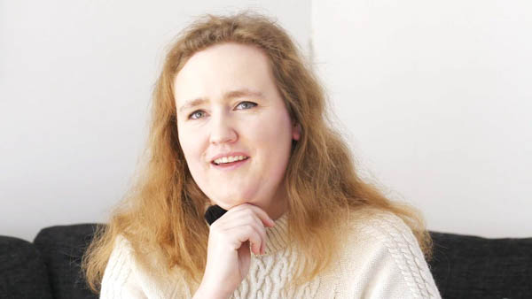 Saskia E., Lehrerin, Porträt einer Frau mit rötlich-braunem Haar