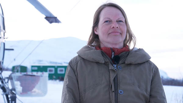 Anita H., Webdesignerin, Porträt einer Frau in Winterkleidung outdoor